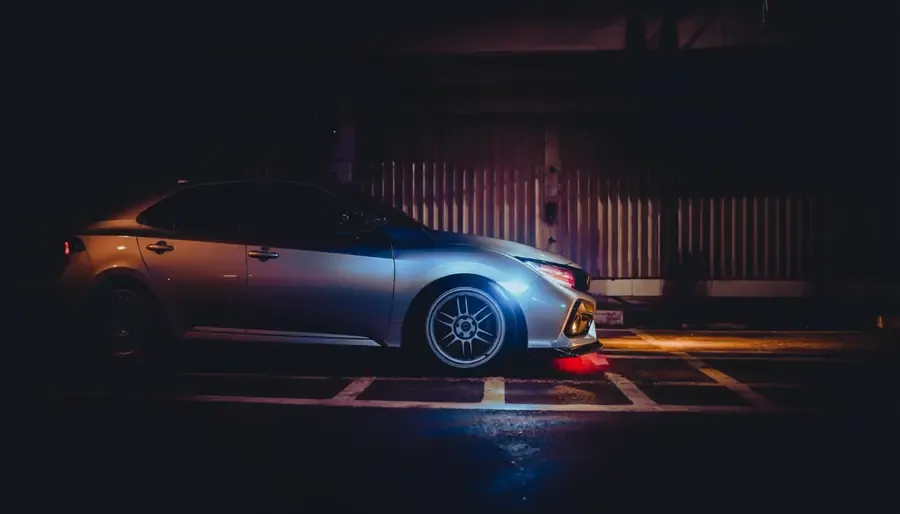 Garage bei Nacht